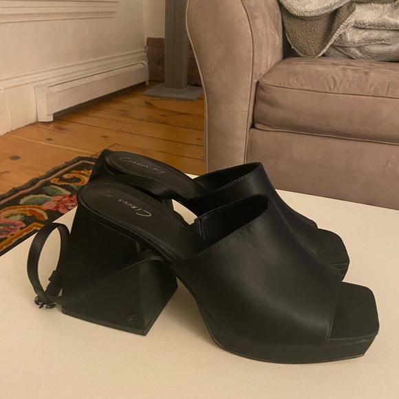 Black platform heels with ankle strap - Picture 3 of 7